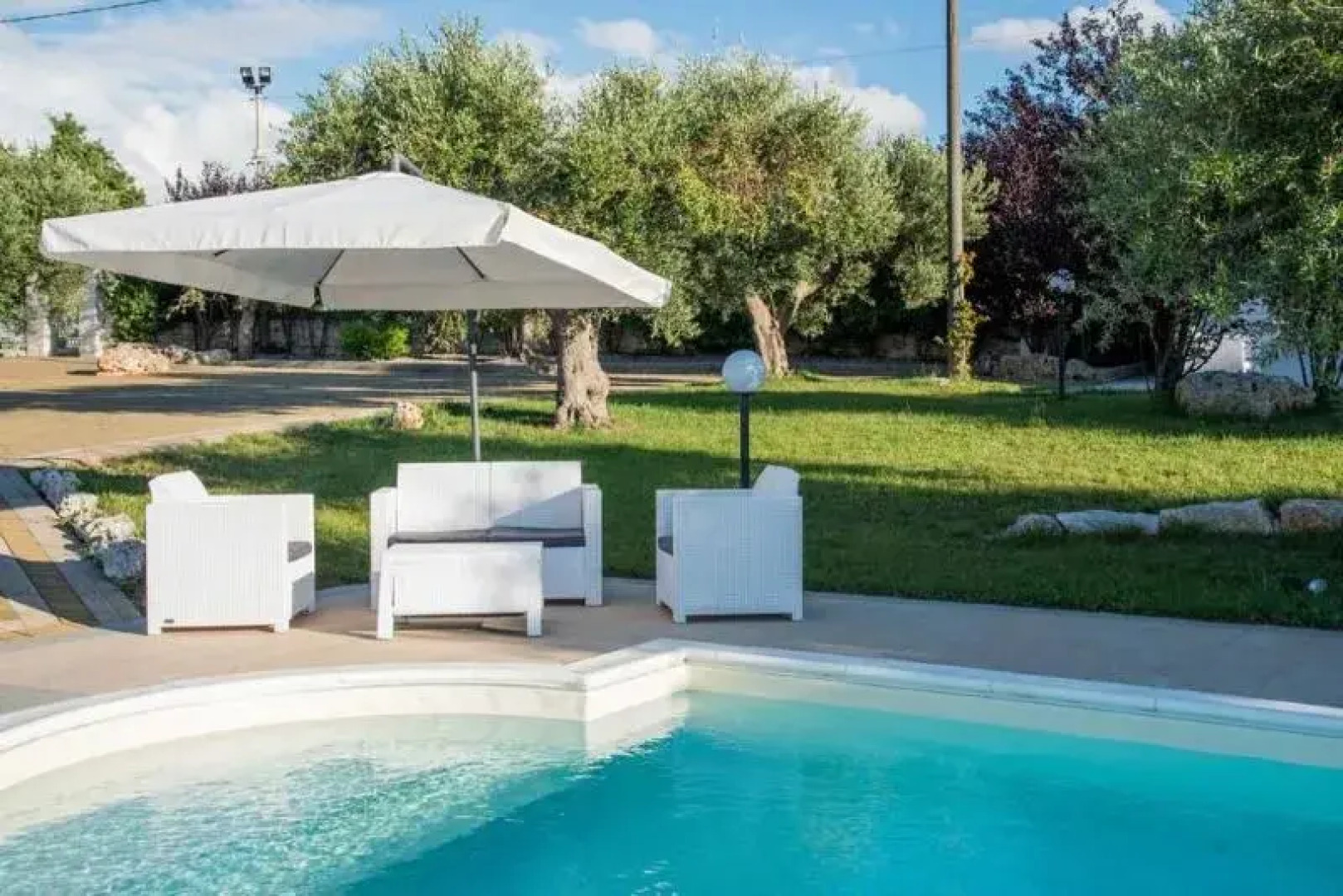 Trulli and pool Malvischi