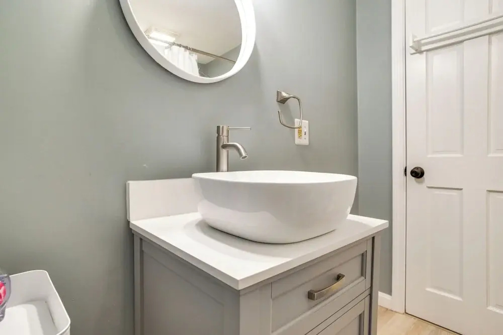 Waterfront Cape Cod Cottage on Peter's Pond