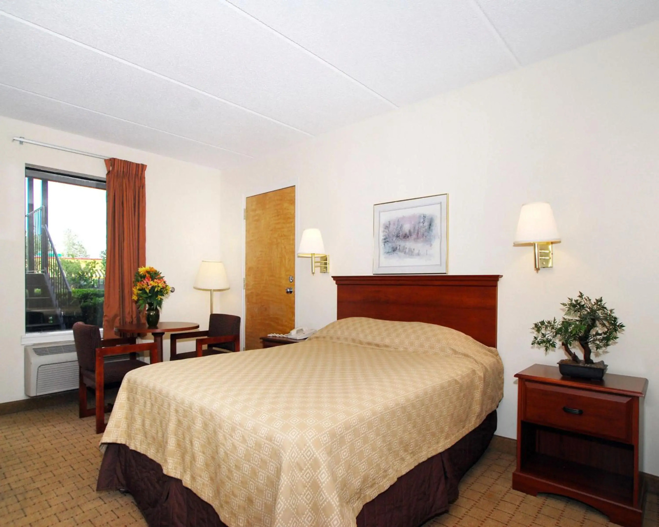 Econo Lodge Inn & Suites