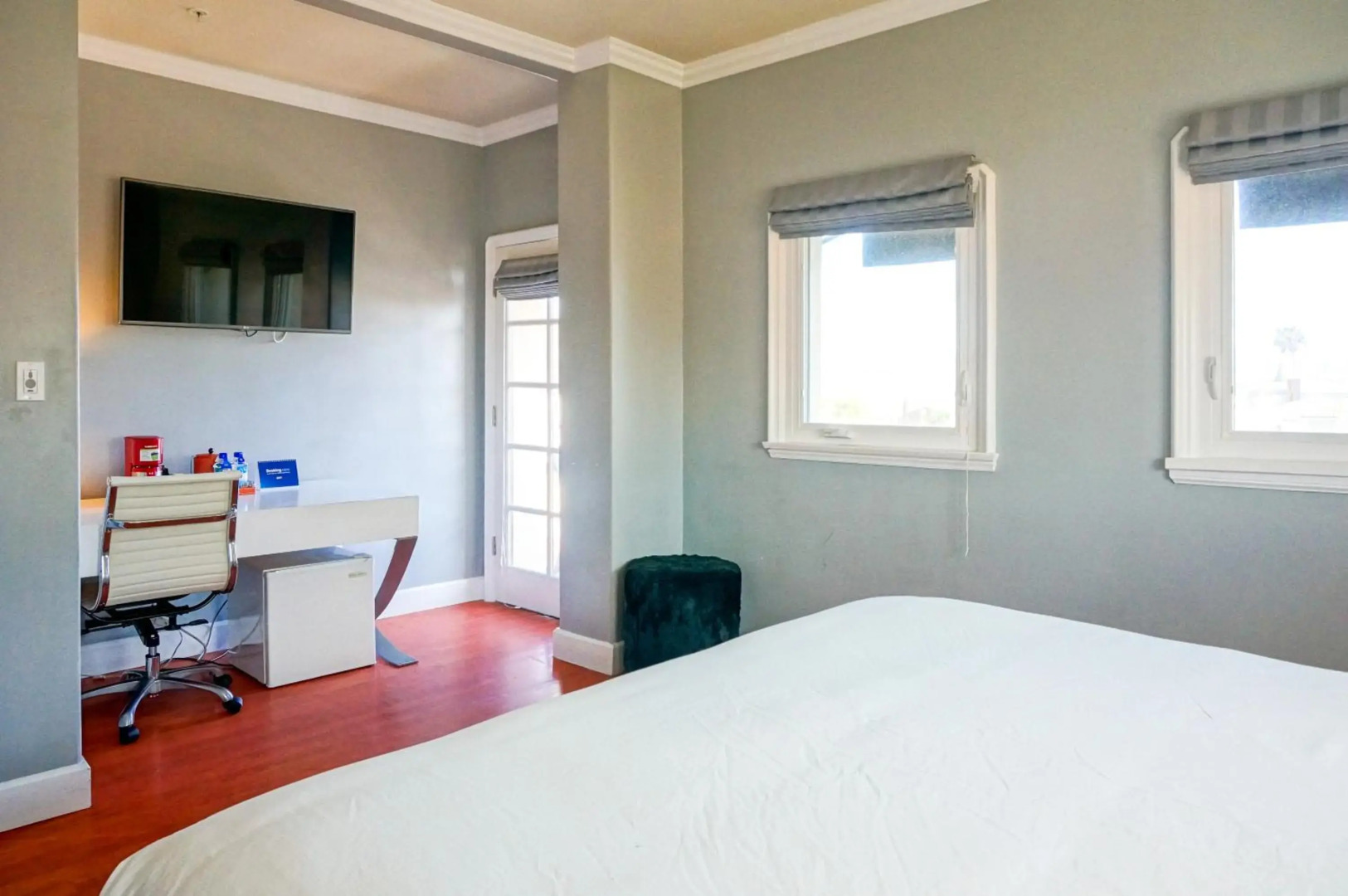 Balboa Inn, On the Beach