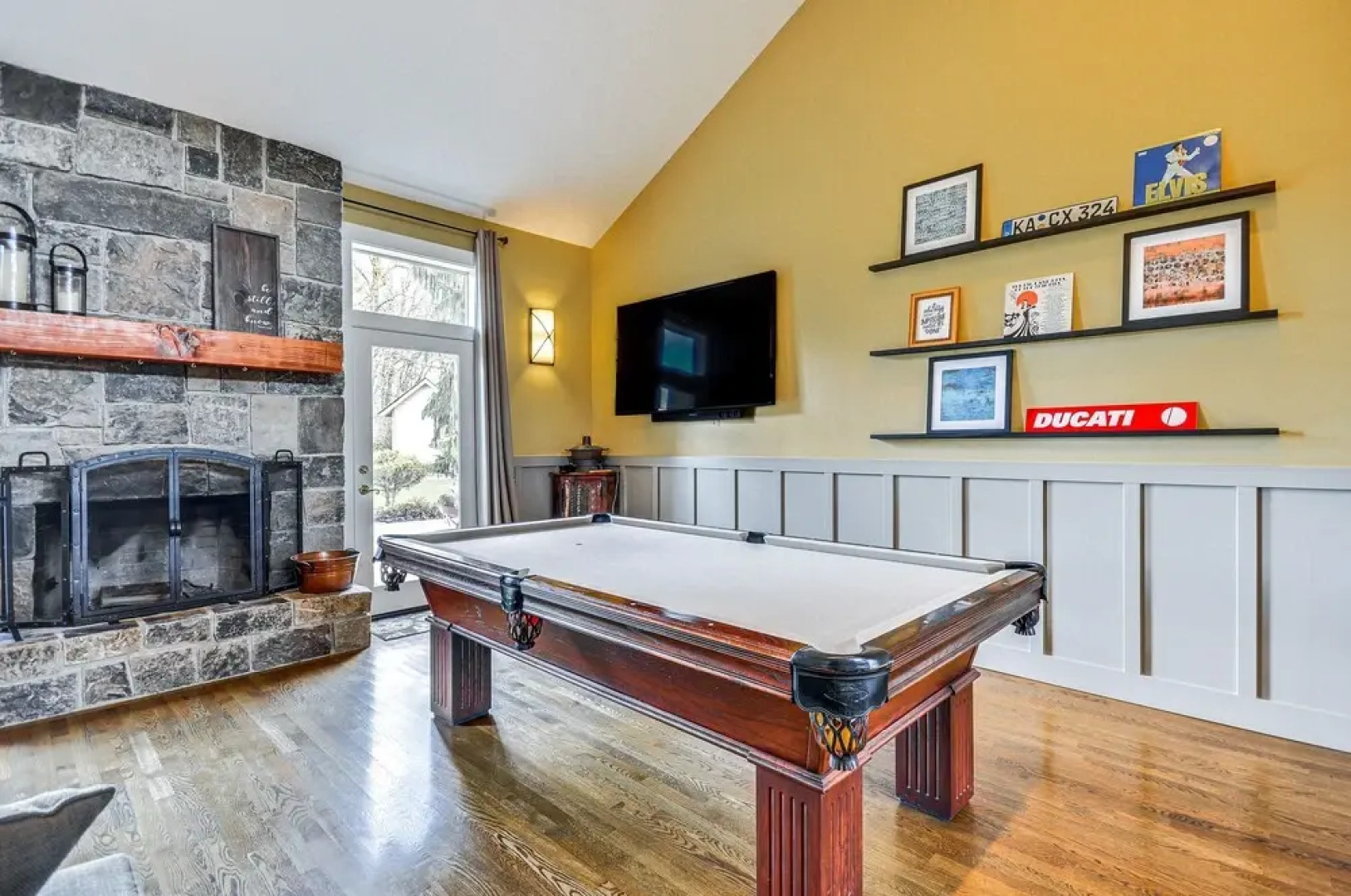 Spacious Oregon Home w/ Fire Pit & Grill!