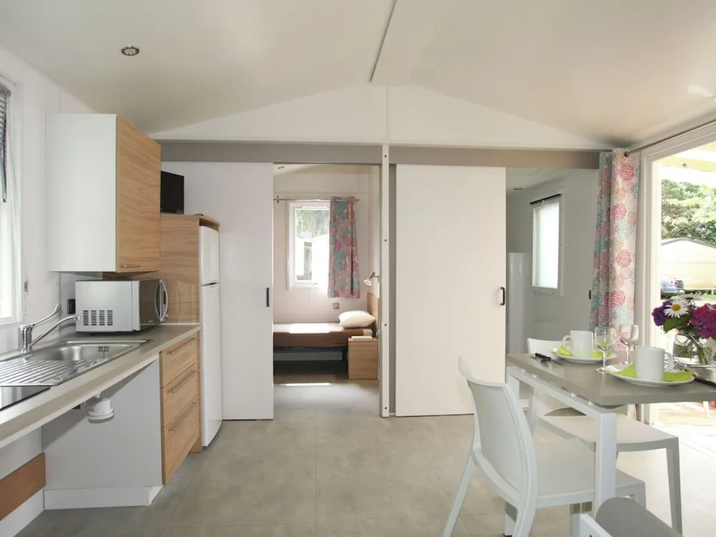 Well-kept chalet with a terrace at 800 m. from the beach