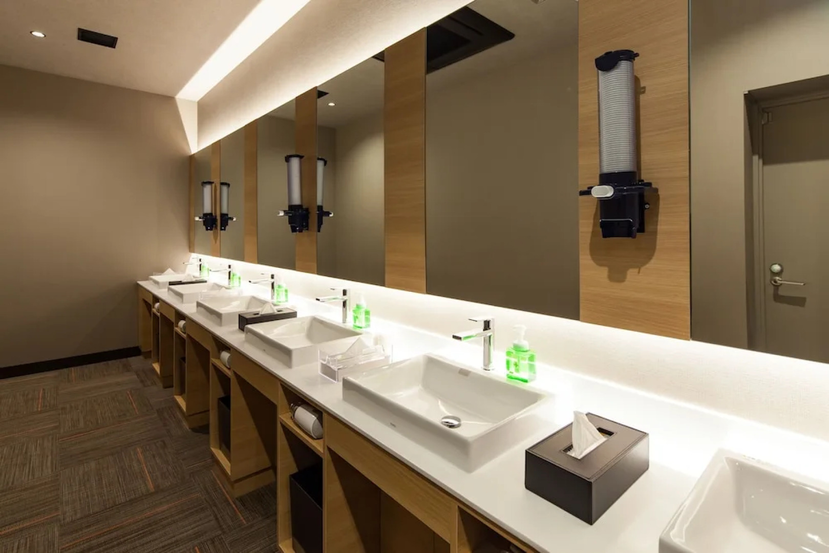 Y's Cabin Yokohama Kannai