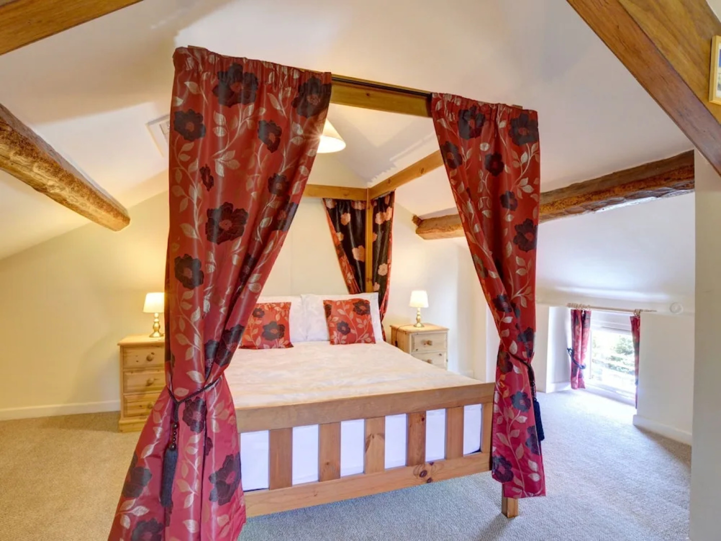 Pretty Holiday Home With Sunny Garden and a Comfortable Four-poster bed