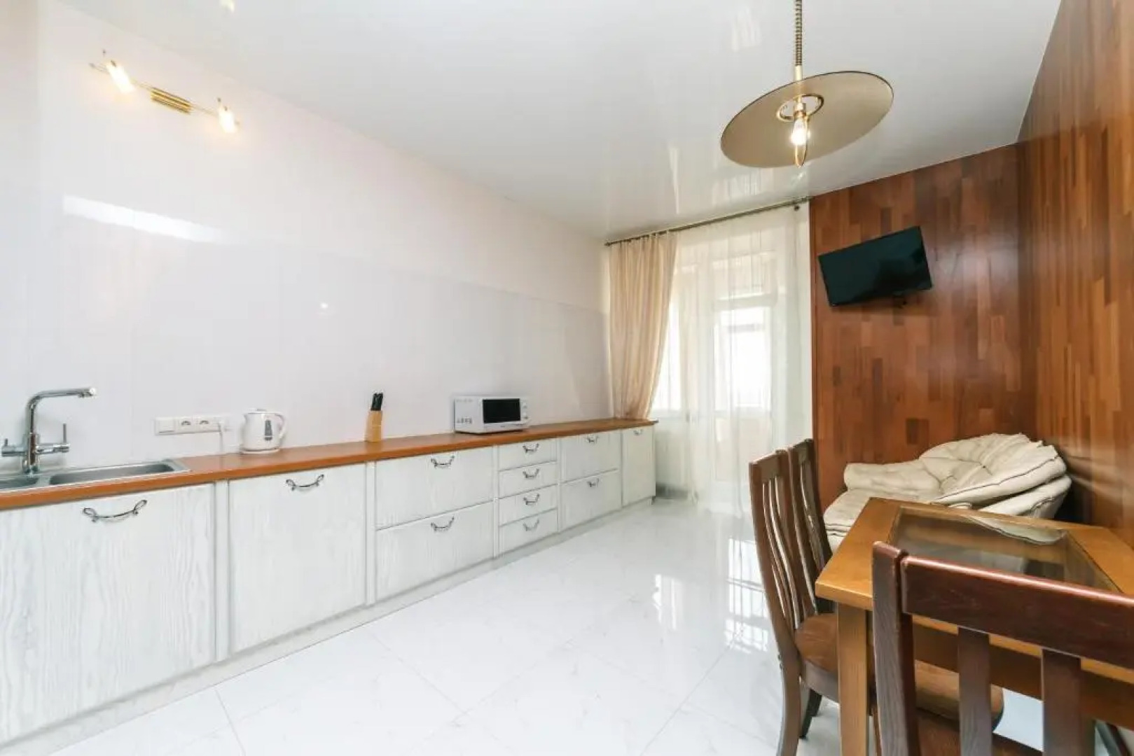 New building near Arena City Lesi Ukrainky 7a