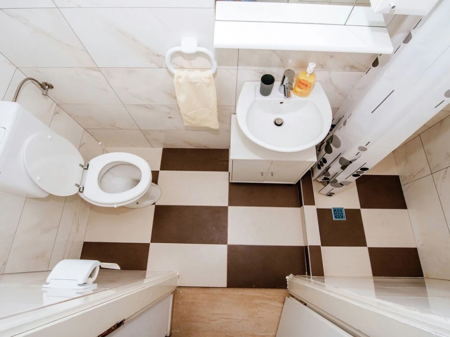 Spacious Apartment with Terrace in Banj