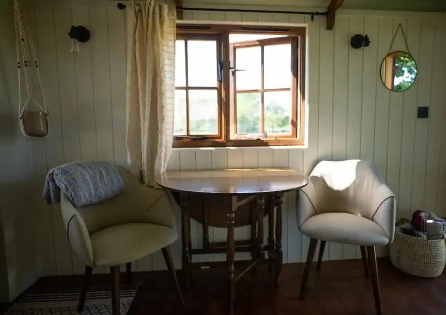 Harbour Ranch Hut - Rustic Countryside Escape