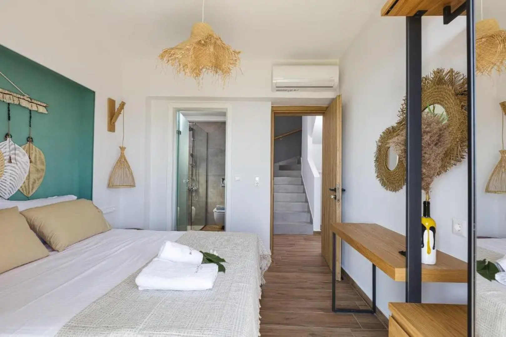 Bohemian Villas with Private Infinity Pool, Jacuzzi & Seaview, 15min from City Center