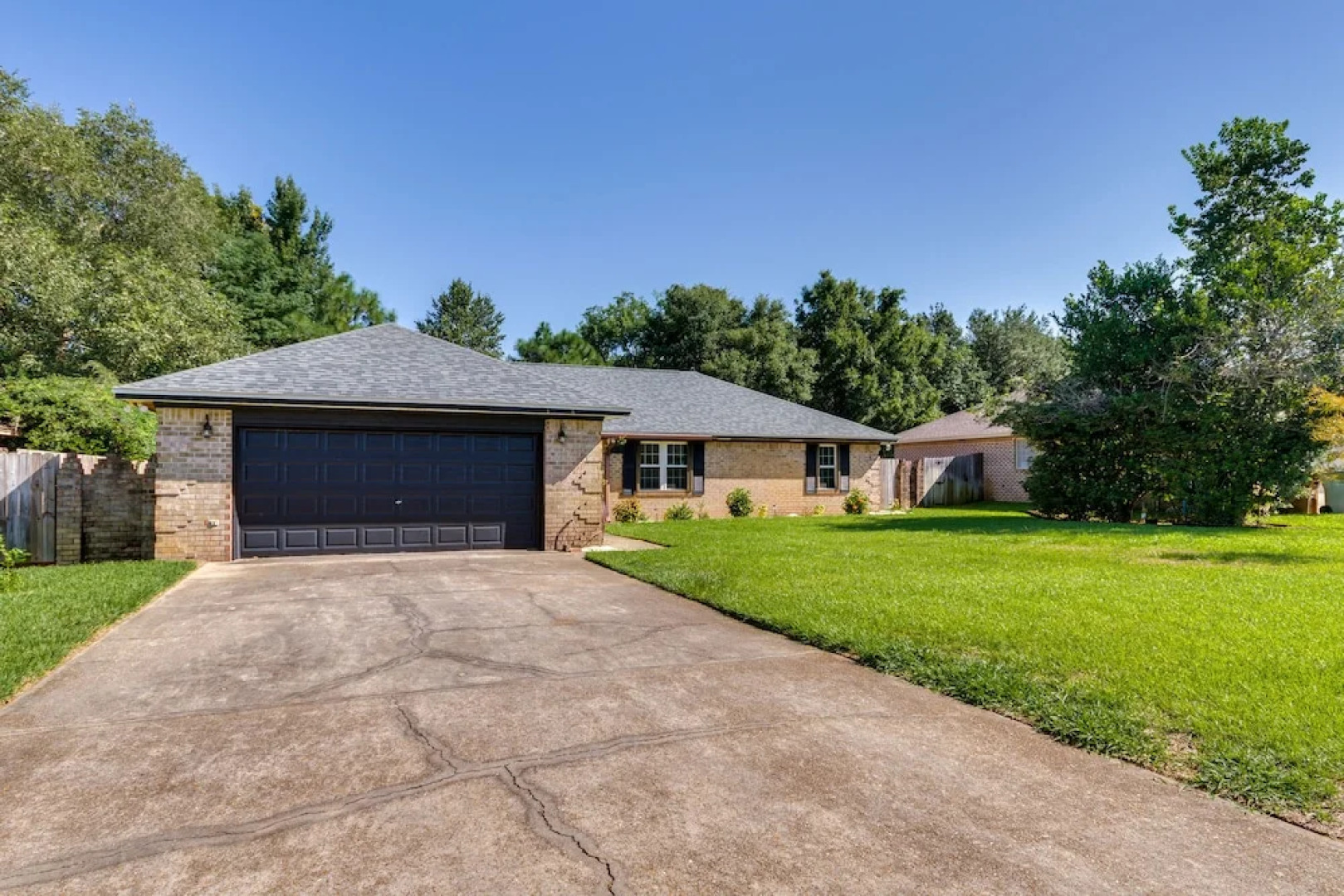 Gulf Breeze Oasis w/ Patio, Grill & Beach Chairs