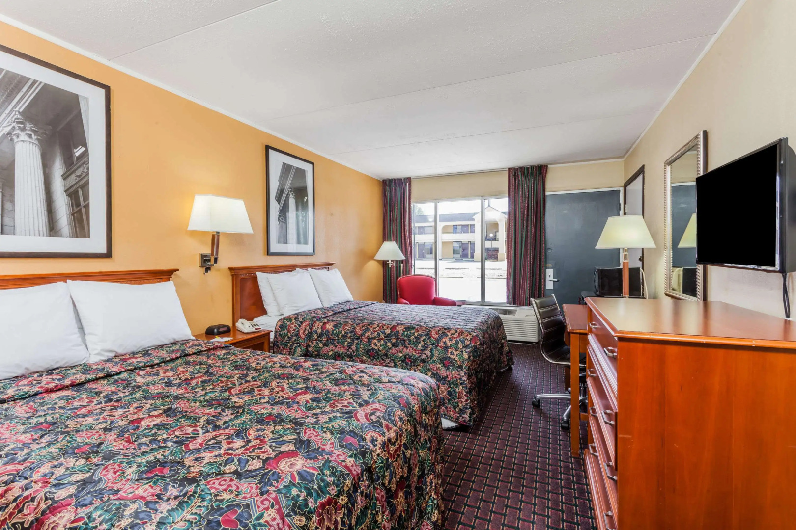 Days Inn by Wyndham Seymour