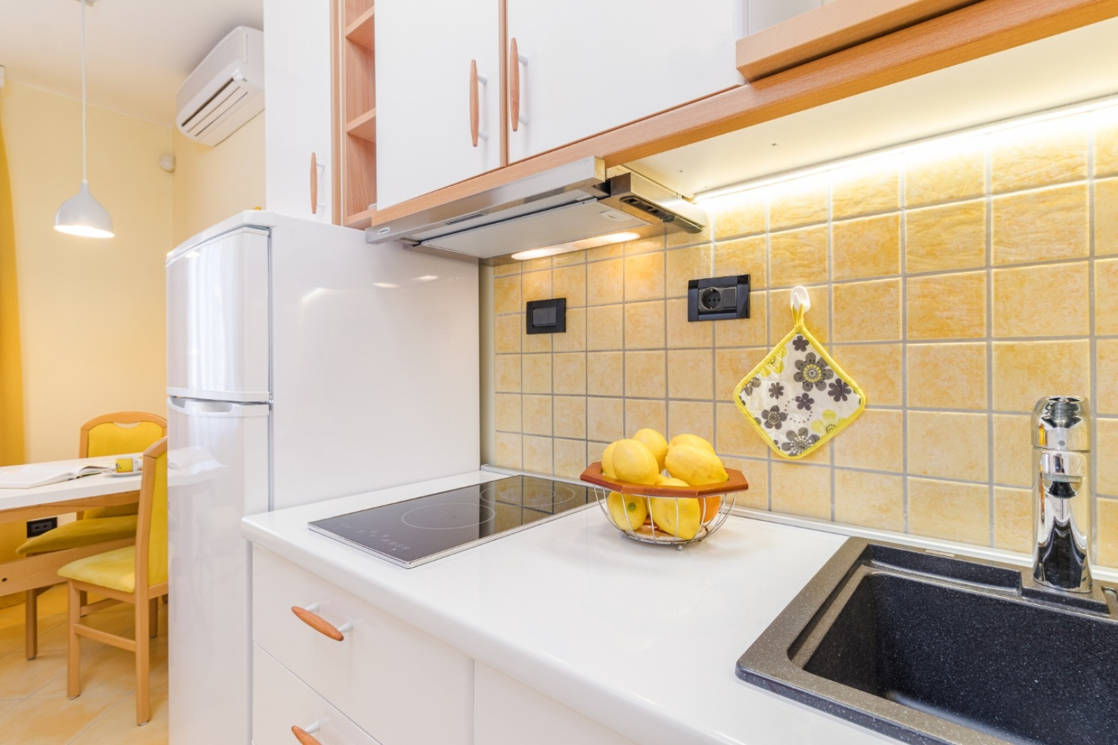 Apartment Escape - 20 m from sea: Yellow Medulin, Istria