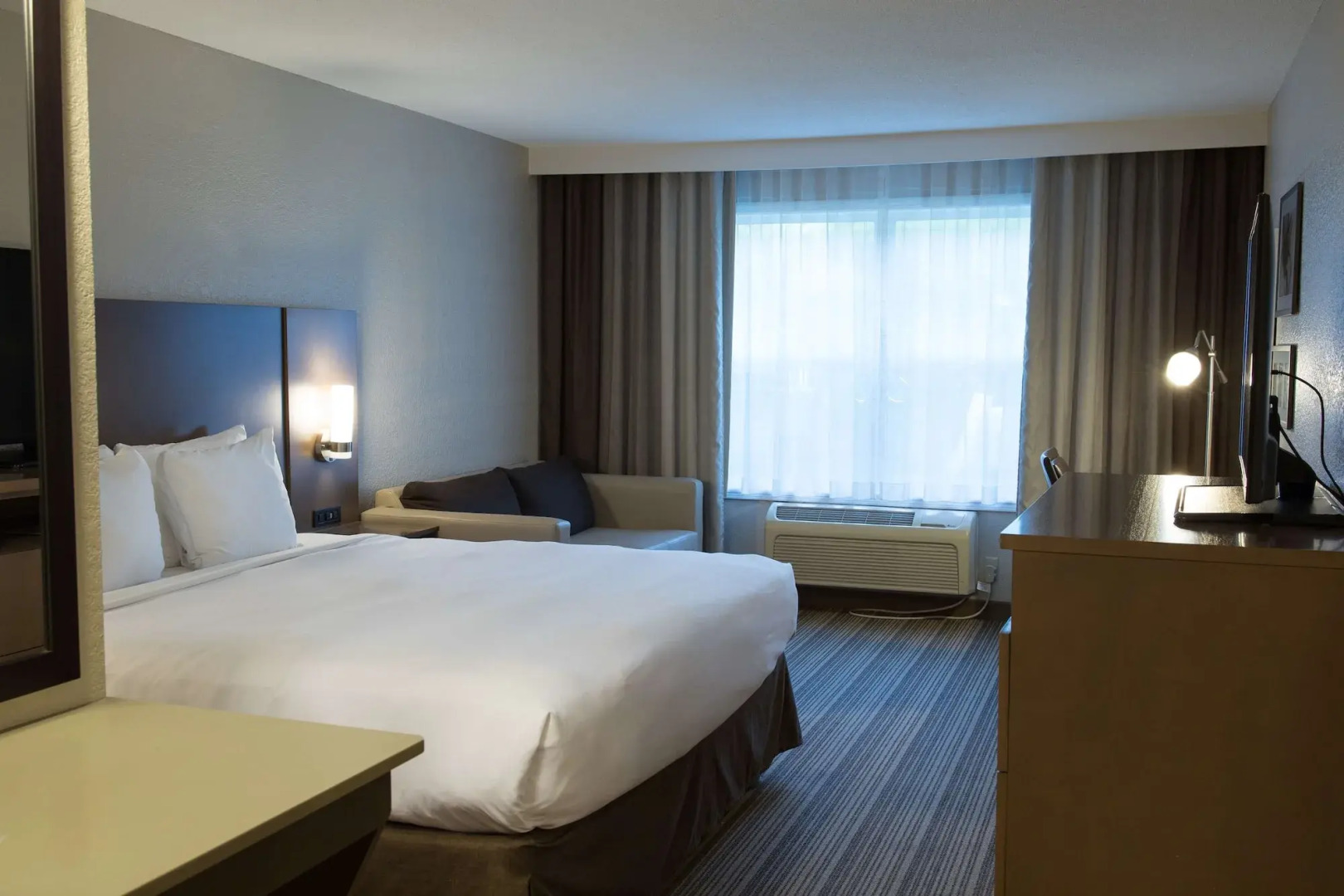 Country Inn & Suites by Radisson, Platteville, WI