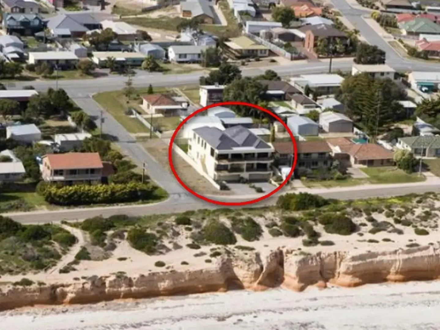 The Lighthouse - Beachfront Accommodation