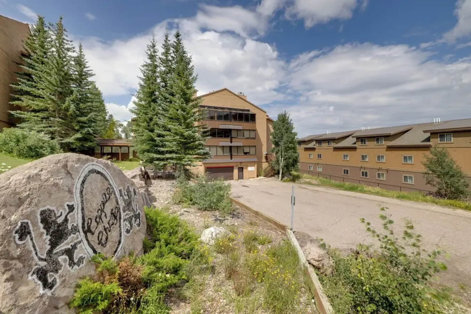 Ski-in/ski-out Brian Head Condo w/ Pool Access!