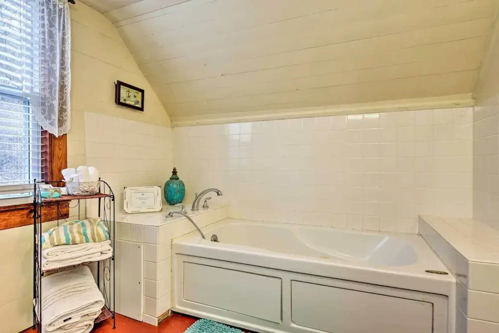 'lil Red Hen' Cottage in the Boone Area w/ Hot Tub