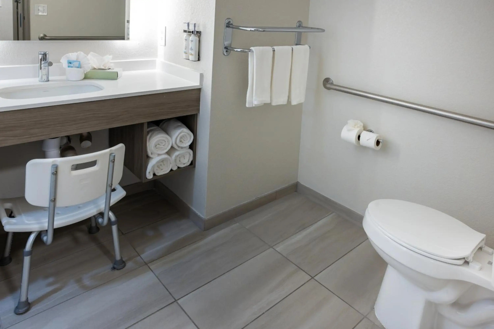 Holiday Inn Express & Suites Wichita Airport by IHG