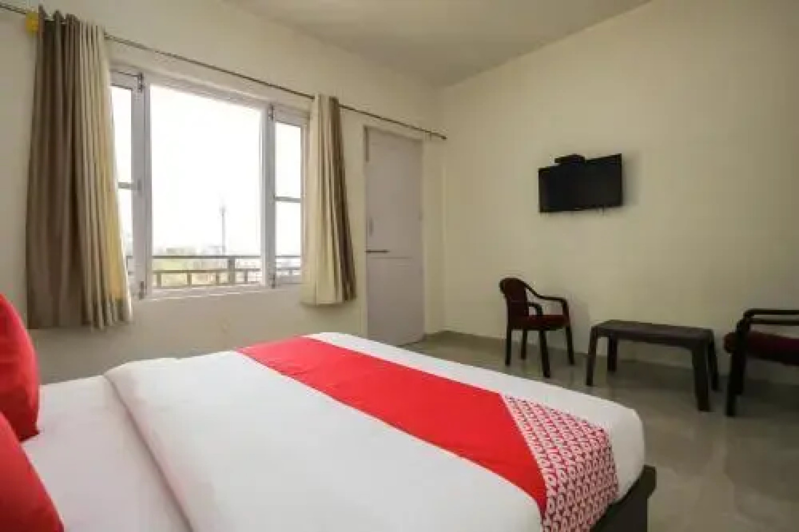 Gliders Holiday Inn by OYO Rooms