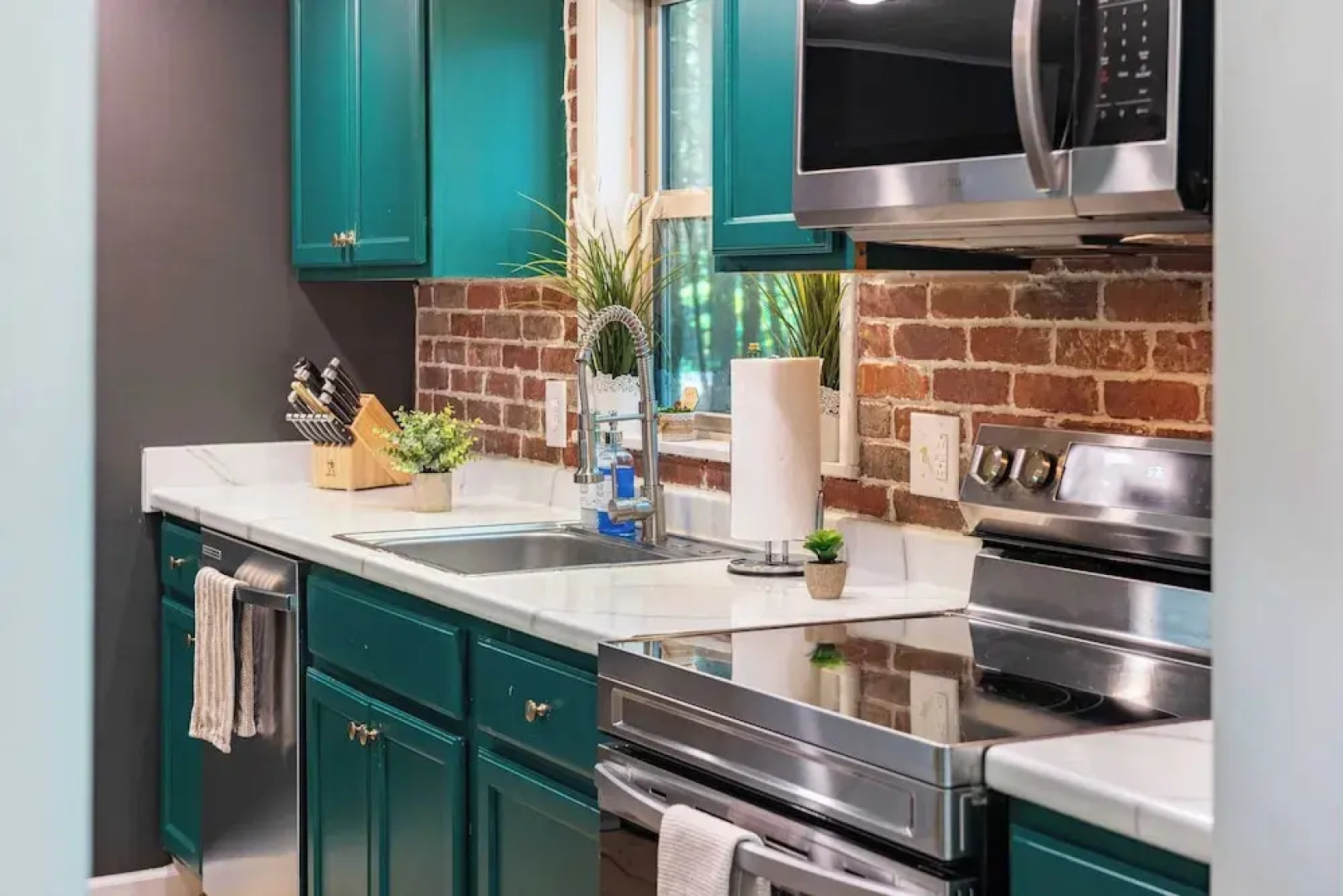 Lakeshore Oasis by Avantstay Private Beach, Views, Hot Tub, Volleyball