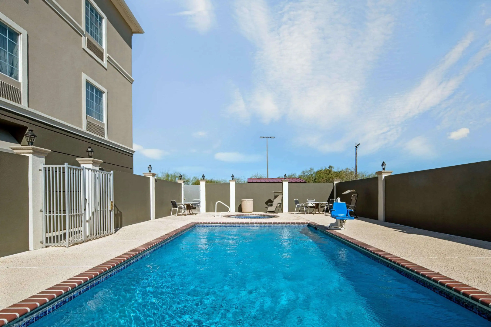 La Quinta Inn & Suites by Wyndham Mercedes Outlet Mall