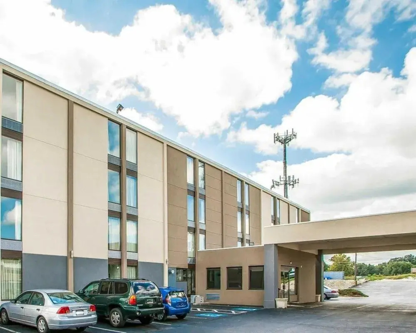 Econo Lodge Inn & Suites Outlet Village