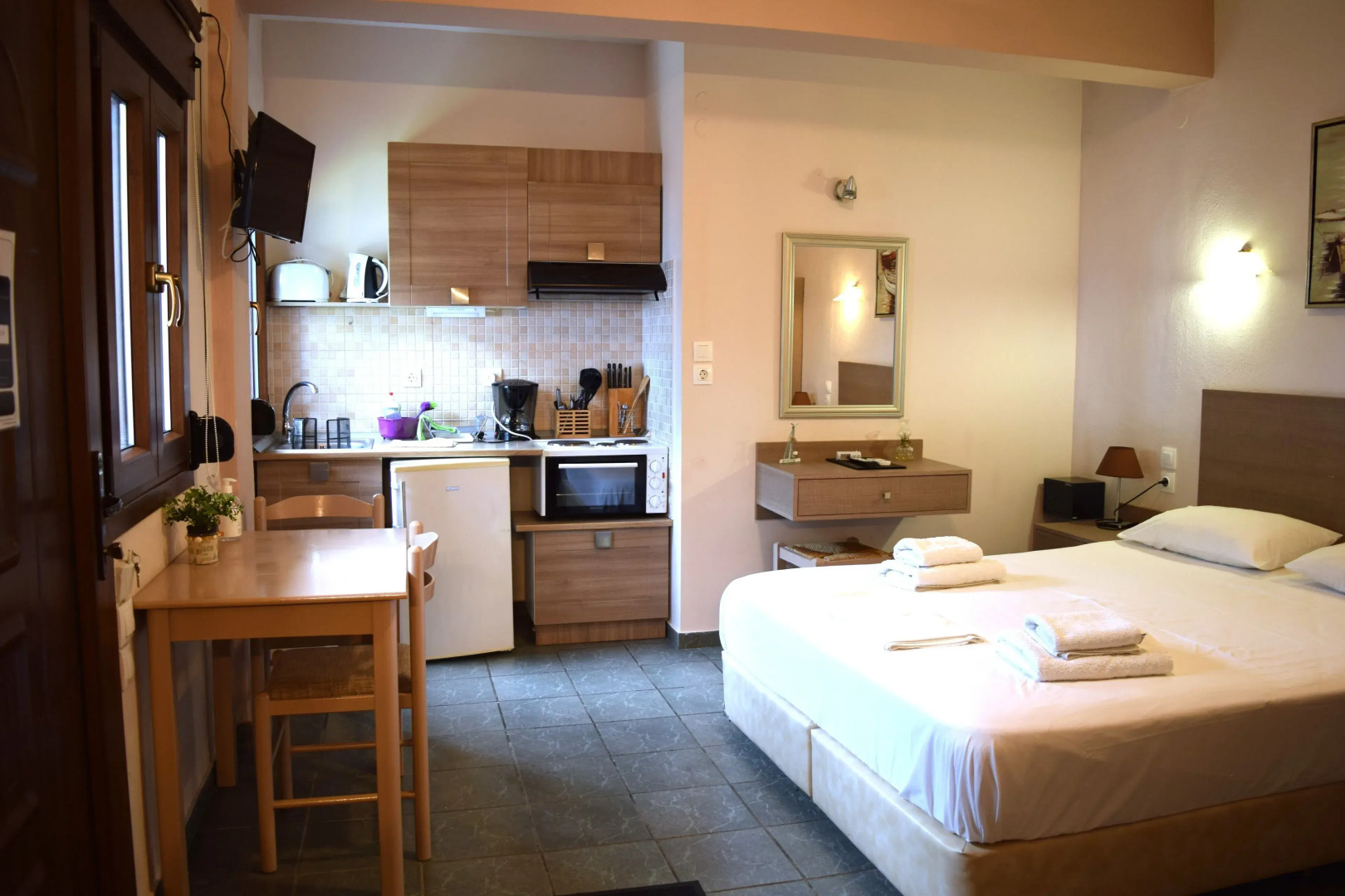 Agnanti Hotel & Apartments