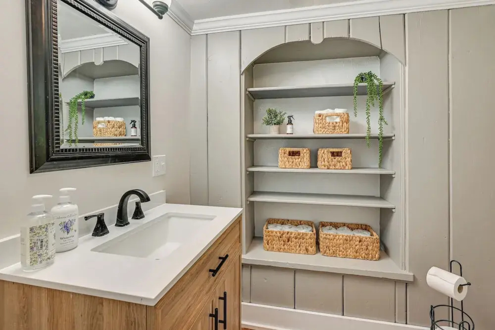 Cottage-chic Retreat < 1 Mi to Connecticut River!