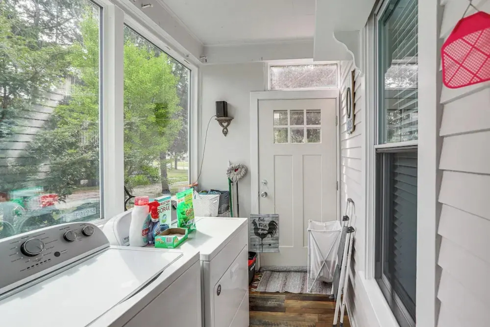 3 Mi to Cedar Point: Sunny Sandusky Home w/ Yard