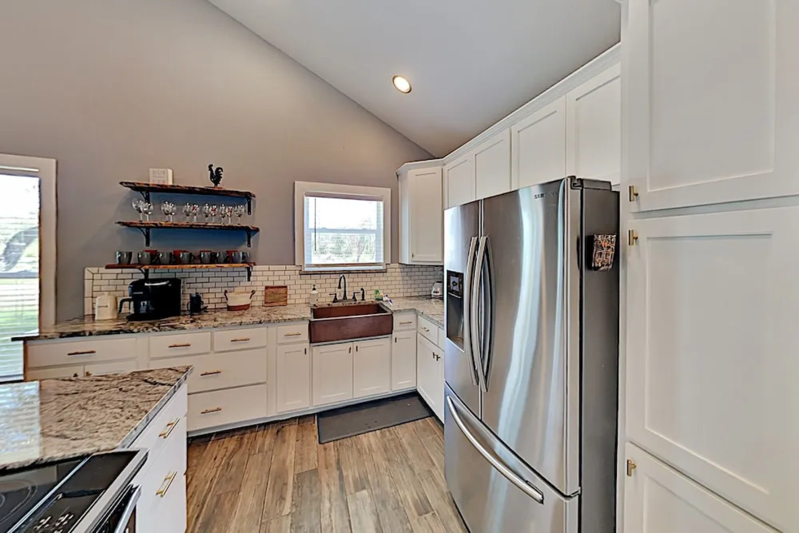 Deluxe Getaway: Big Corner Lot, Great Locale! 3 Bedroom Home