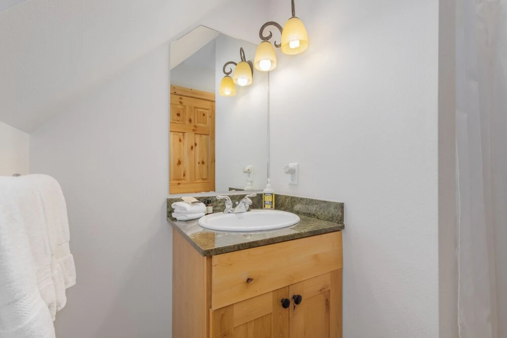 Cascades Adventure Cabin 2 Bedroom Home by NW Comfy Cabins by RedAwning