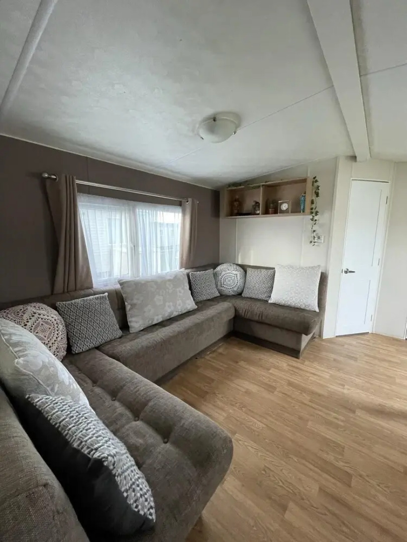 Caravan - Sleeps 10 - Pet Friendly - Parking