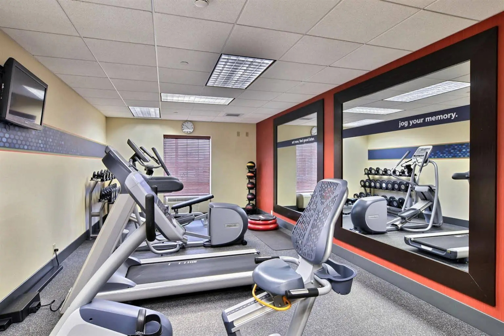 Hampton Inn & Suites State College at Williamsburg Square