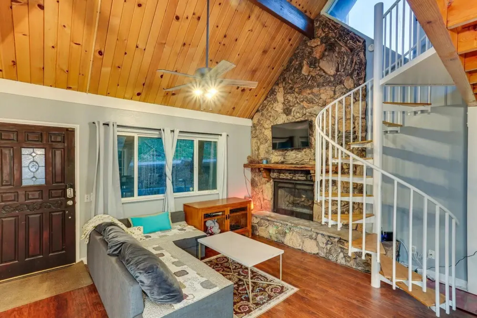 Cabin w/ 2 Decks - 3 Mi to Lake Arrowhead Village!