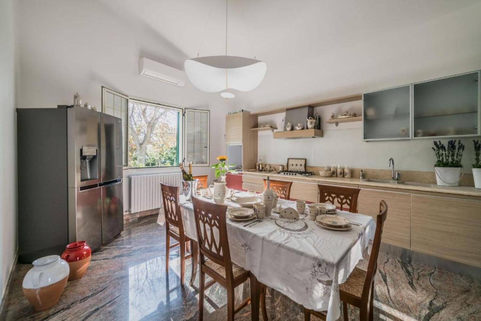 Villa con grande piscina privata e 5 camere m550