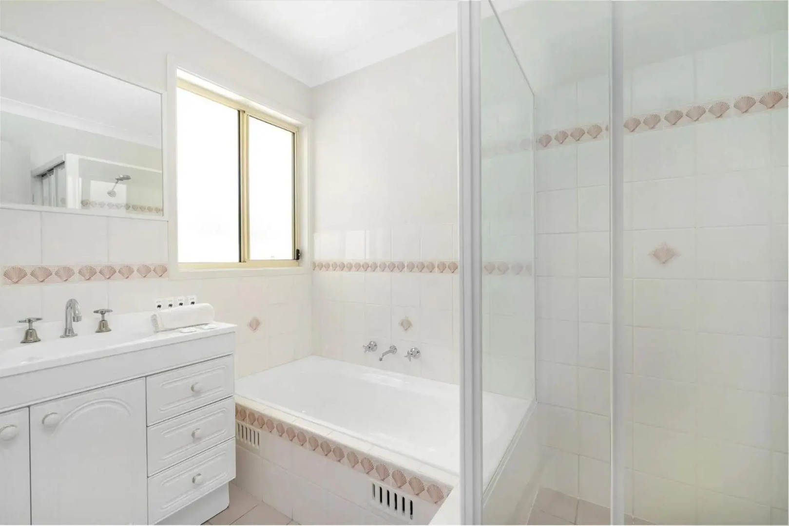 On Cyrus at Hyams Beach 4pm Check Out Sundays