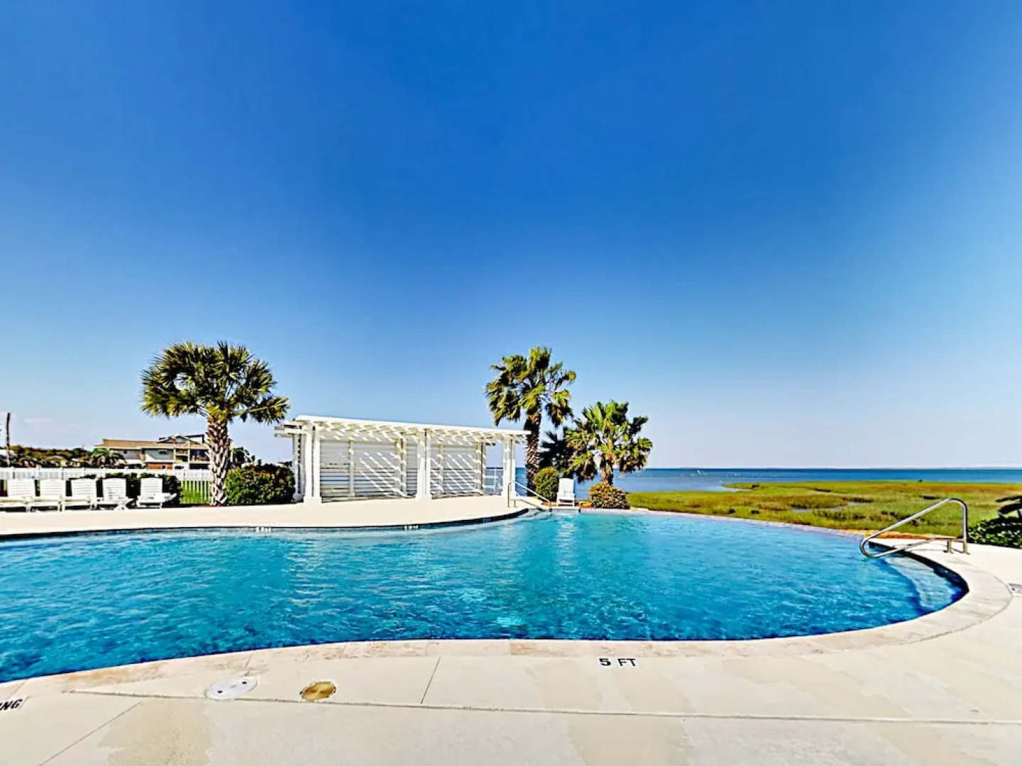 Luxe Waterfront - 3 Br Home
