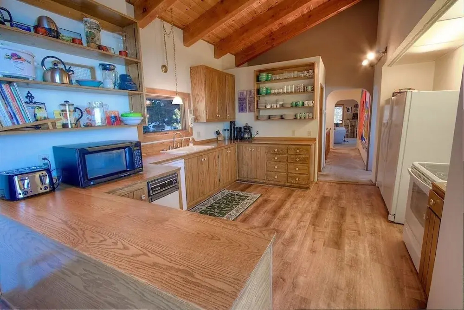 Lake View Glen 4 Bedroom Home by RedAwning