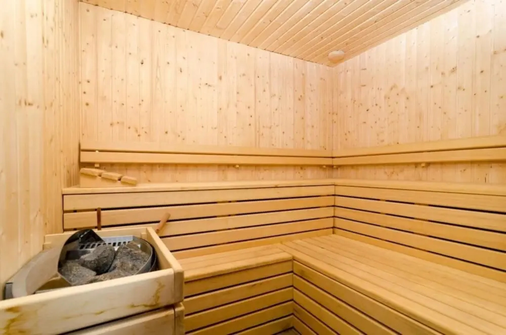 Villa Falcon Rook - Four-bedroom Villa With Terrace and Swimming Pool ID Direct Booker 1901