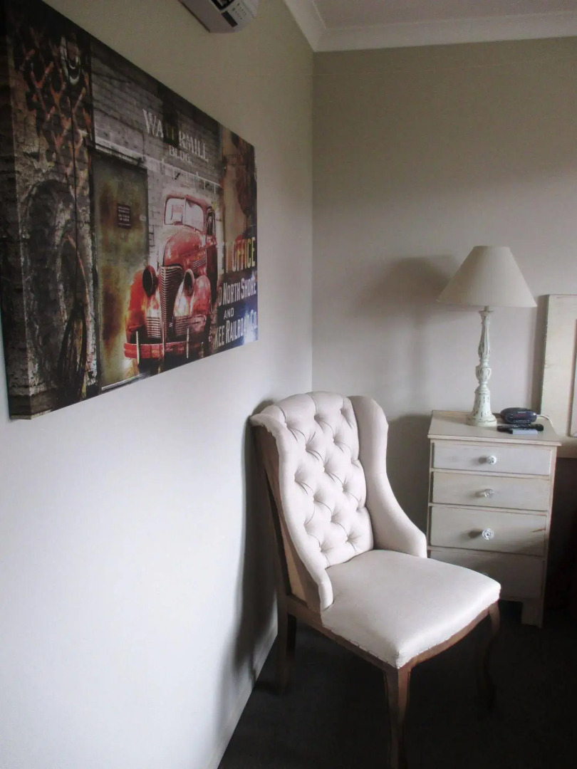 Fat Owl Motel, Bar & Eatery