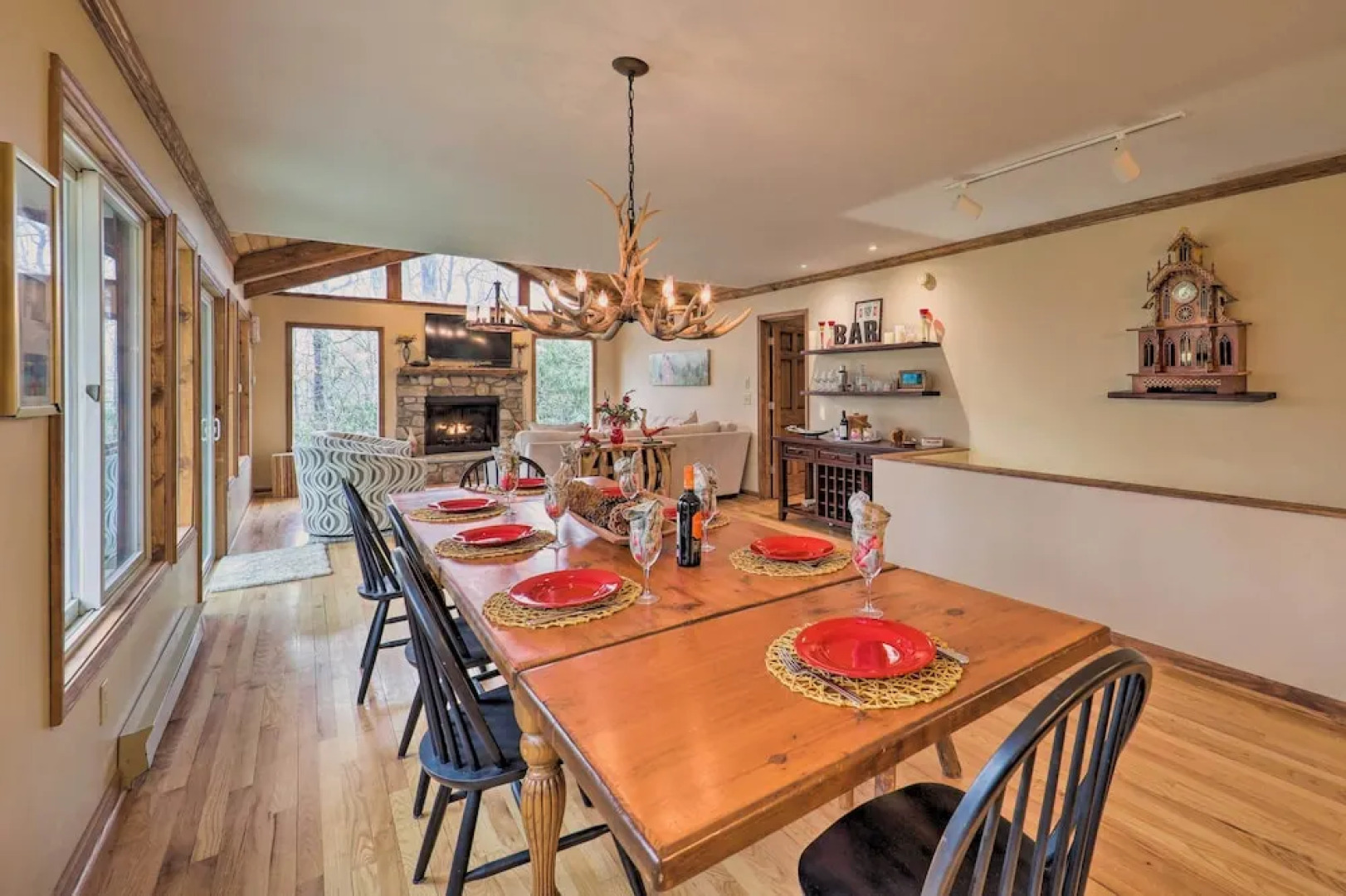 Pool & Lake Access: Idyllic Cottage in Newland