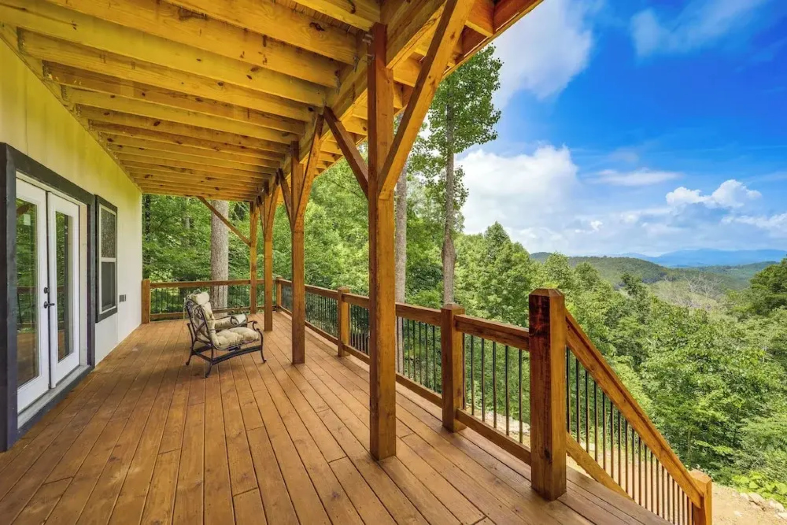 Mountain-view Fleetwood Retreat w/ Deck & Grill