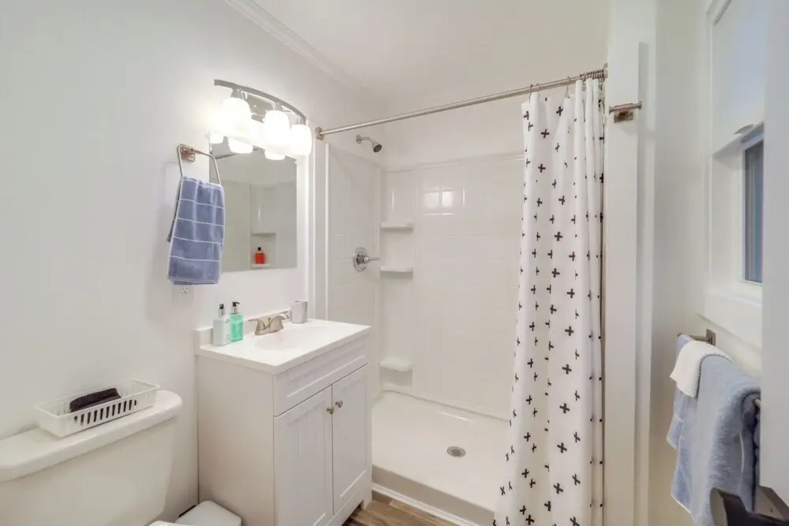 Steps to Dtwn & Fabulous Restaurants: Chic Condo