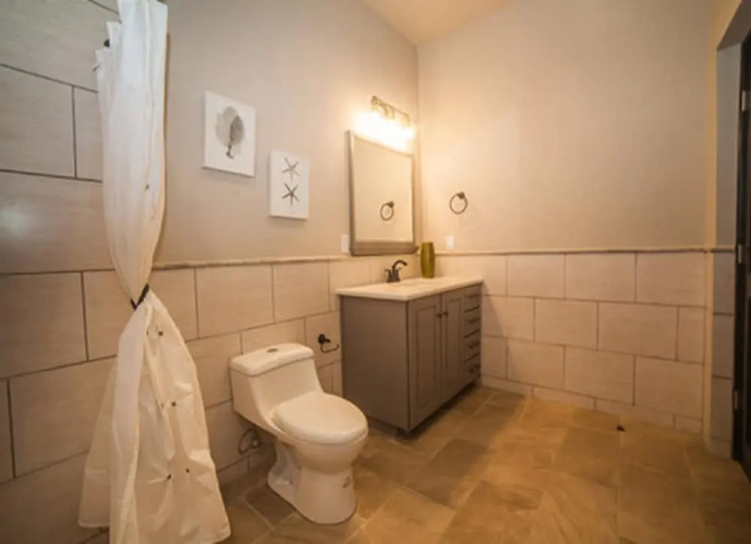 The Island Hub at Red Frog Beach Resort