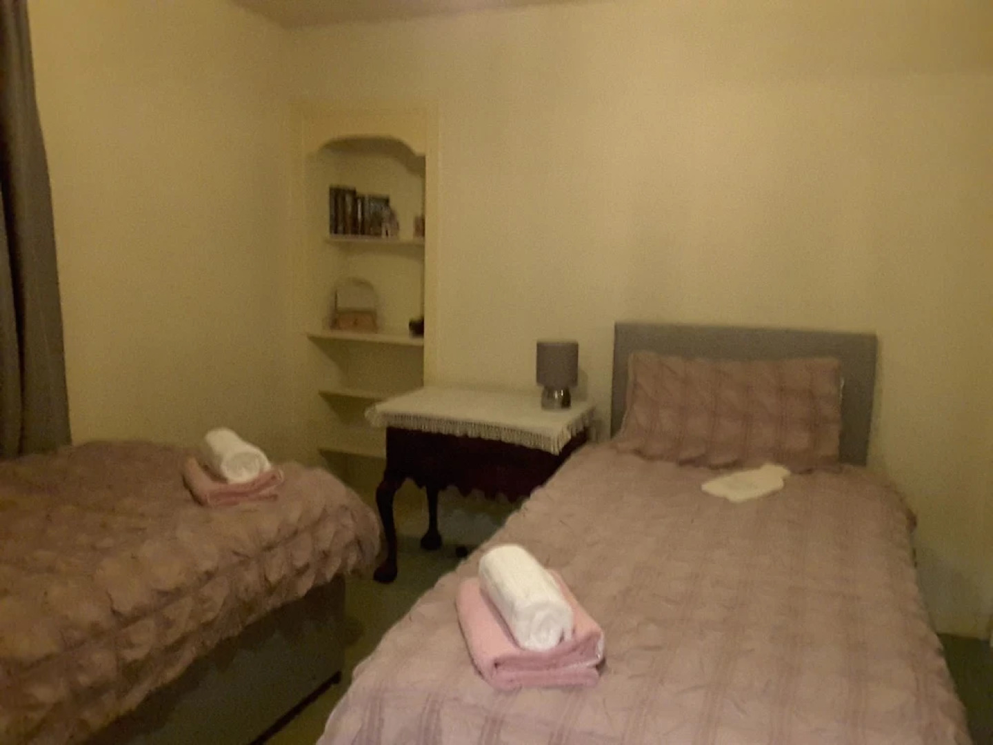 2 Bed Apartment 2 Mins Walk Away From the Beach!