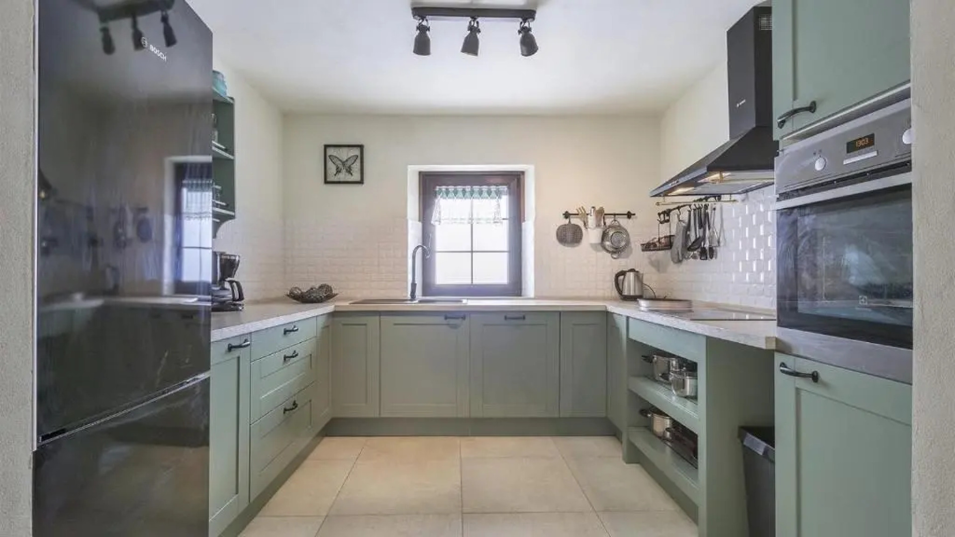 Ive in Orbanići with 5 bedrooms and 2 bathrooms