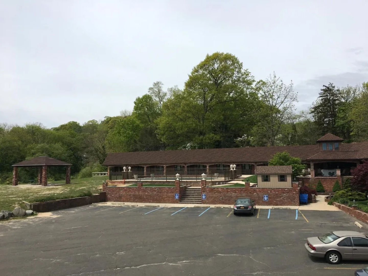 Chalet Inn & Suites Centerport