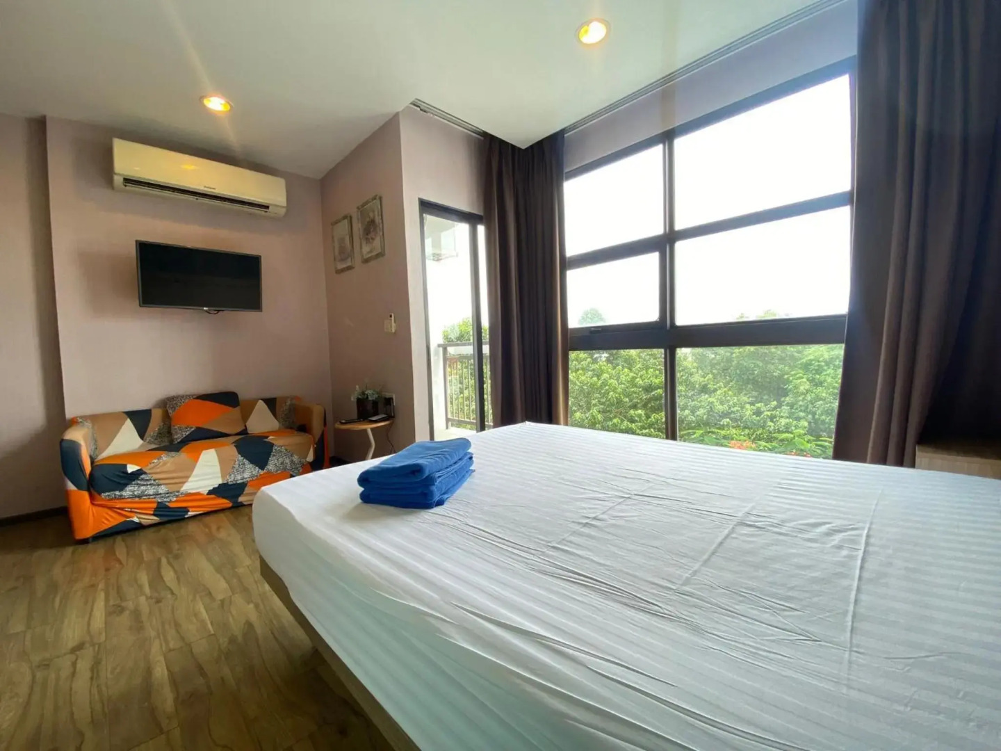 Simply Comfy Apartment by Patsamon