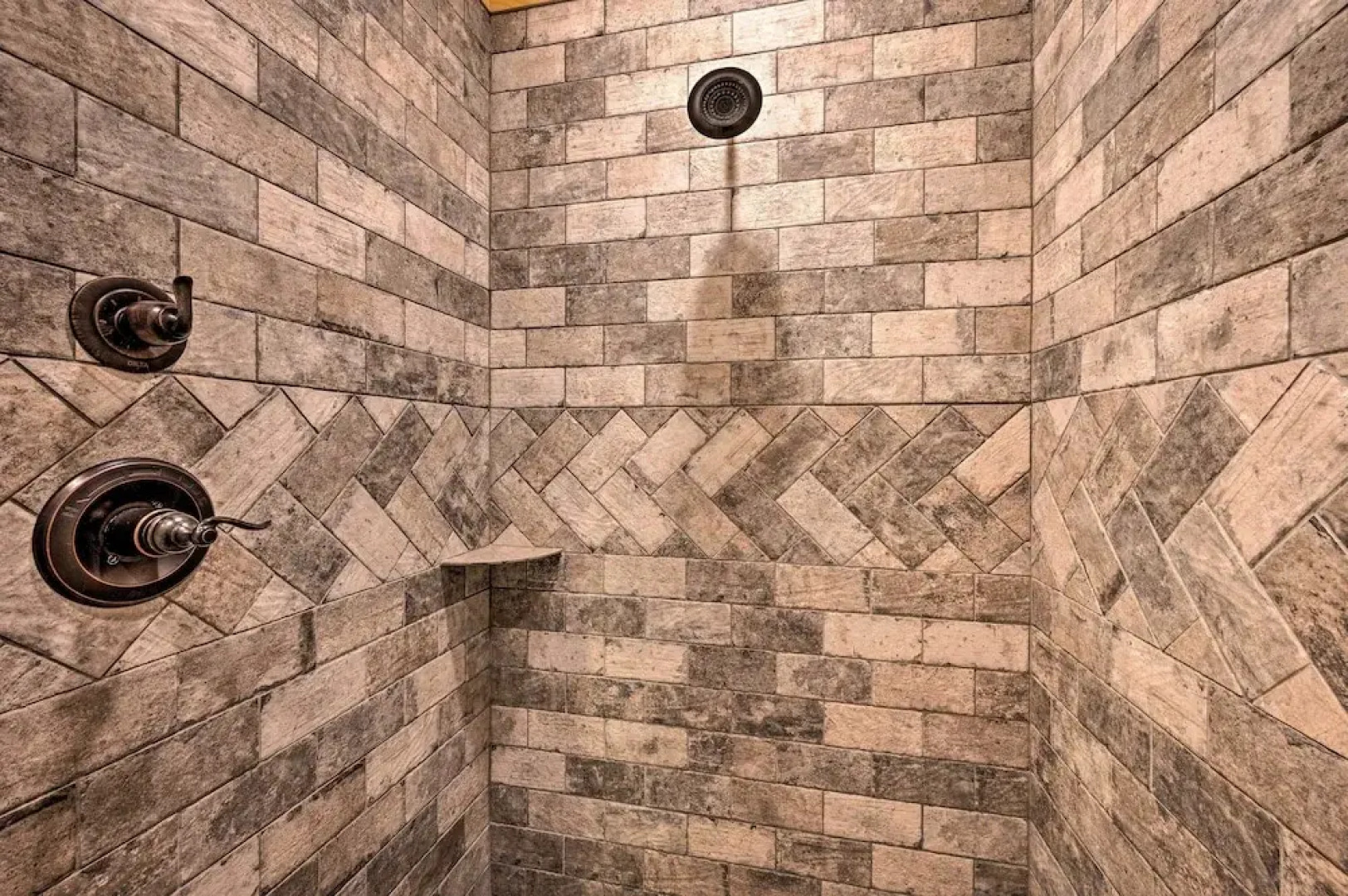 Creekside Broken Bow Cabin w/ Hot Tub & Fire Pit!