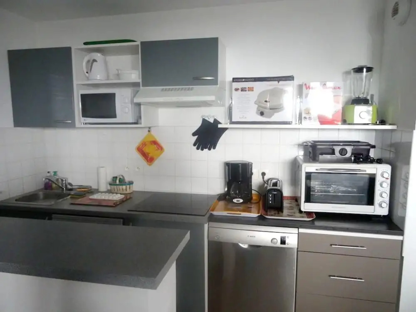 Apartment With 2 Bedrooms in Villeneuve-lès-avignon, With Pool Access,