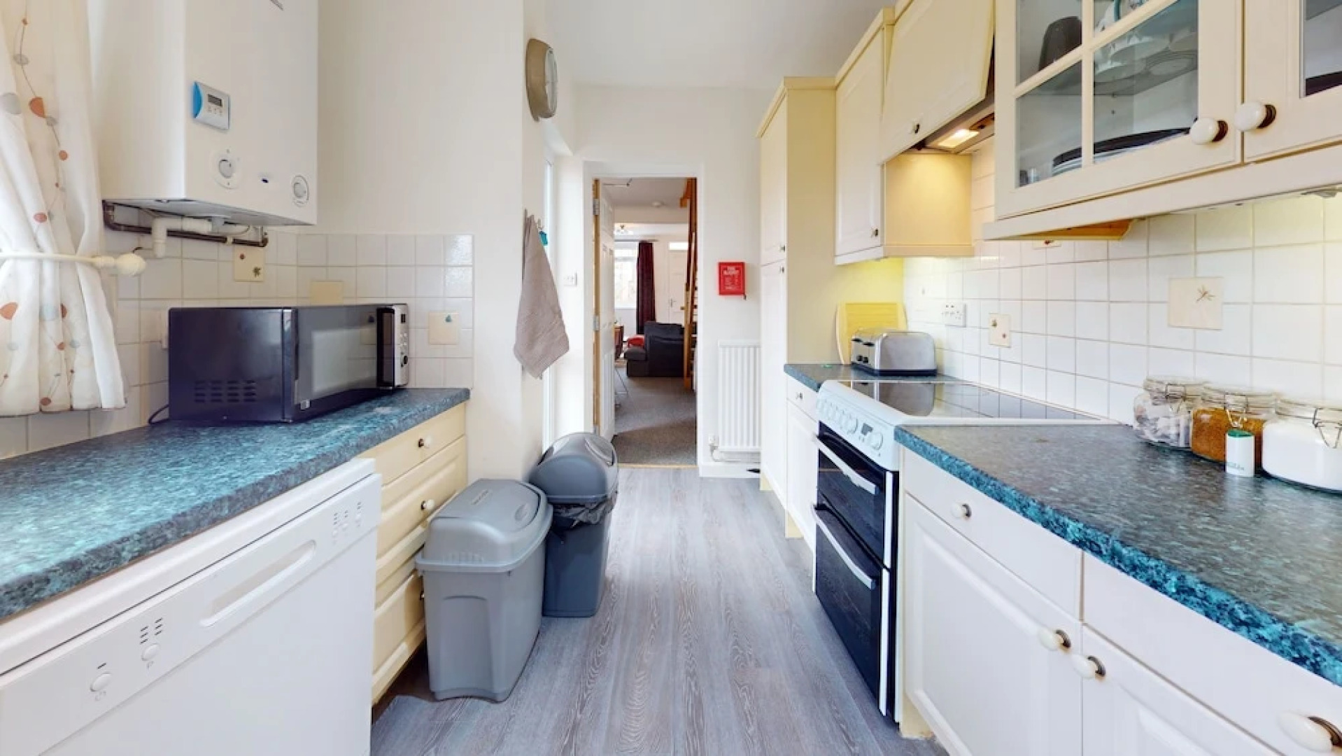 4 Bedroom Home - Sleeps 10 - Free Parking