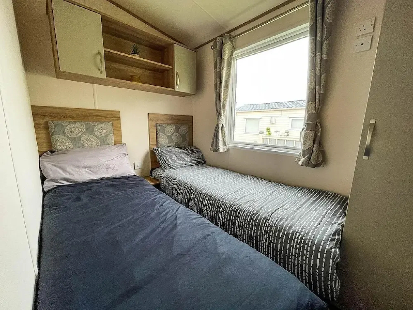 Caravansleeps6-hottub-garden-waterwonderland